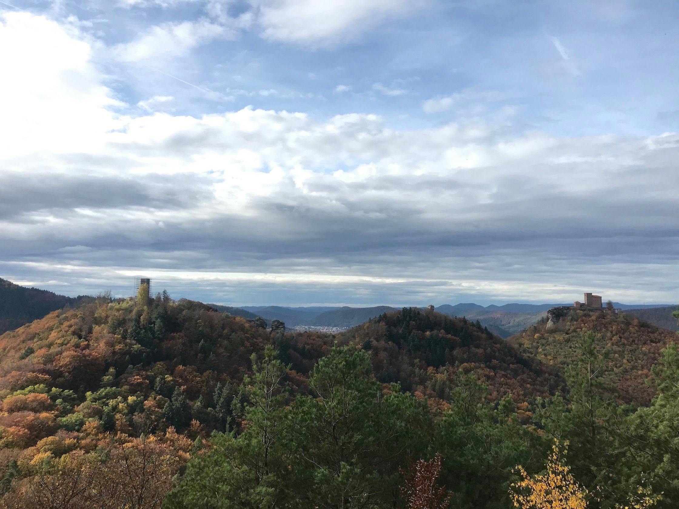 <p>Panoramic view of the three distinctive hills, visible from left to right: Scharfenberg, Anebos and Trifels (by Simone Vaccari, CC BY-NC-ND 4.0)</p>
